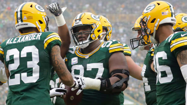 The Packers defense prepares for a game against the Steelers in 2021.